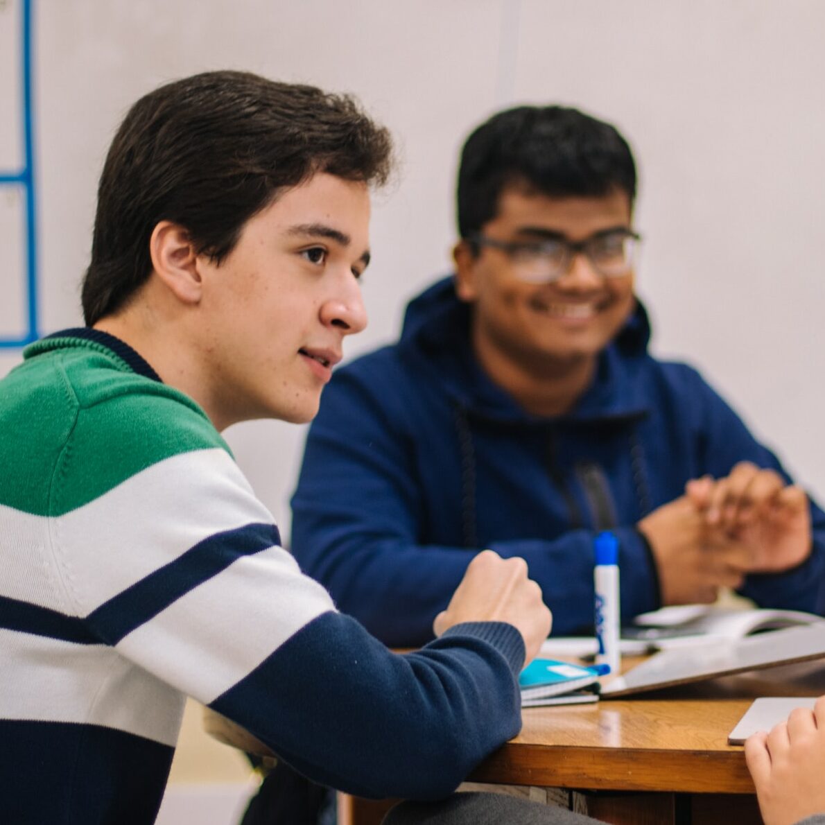 executivefunctioncoaching-front02 Teenagers studying together